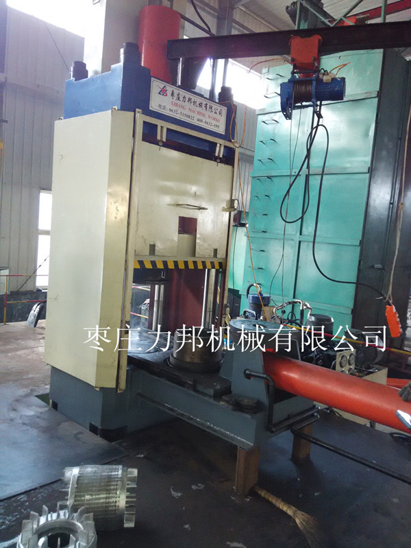 100吨立式转子压铸机